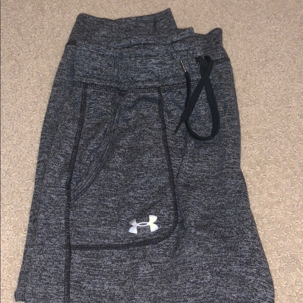Underarmoir crop sweatpants